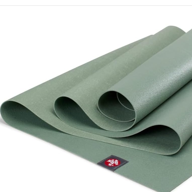 Manduka eKO SuperLite Yoga Mat - 1.5mm Natural Rubber | Foldable & Travel Friendly | Soft Textured Surface | Eco-friendly - color: Leaf Green, size: 71" x 24"